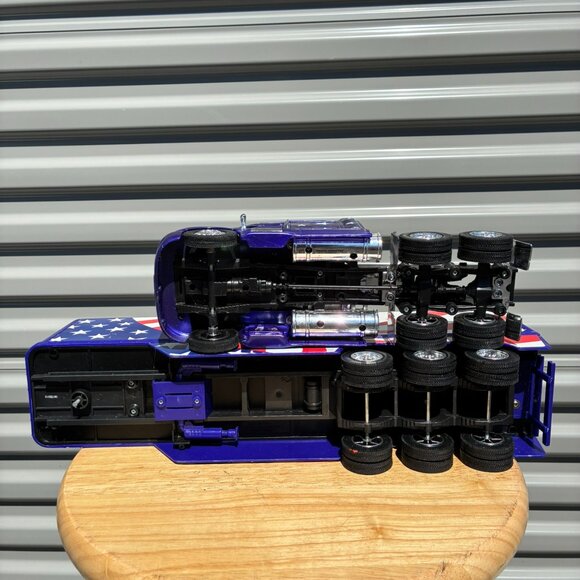 New Ray Peterbilt Stars & Stripes Semi Truck 1/32 Scale Missing Doors - Picture 5 of 6
